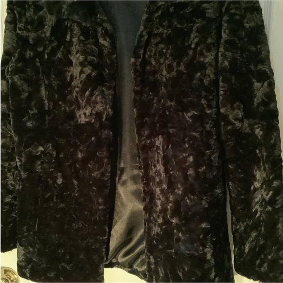 Unique Int’l faux fur/crushed velvet texture coat - Picture 9 of 10